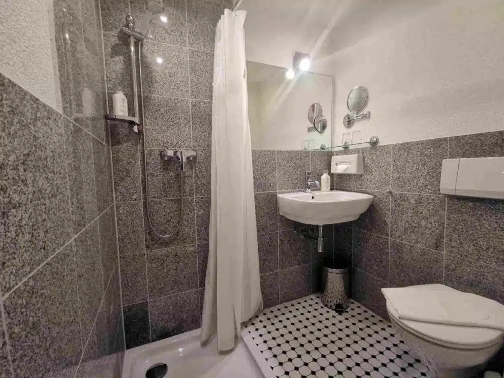 Doppelzimmer_bad1-1200x900